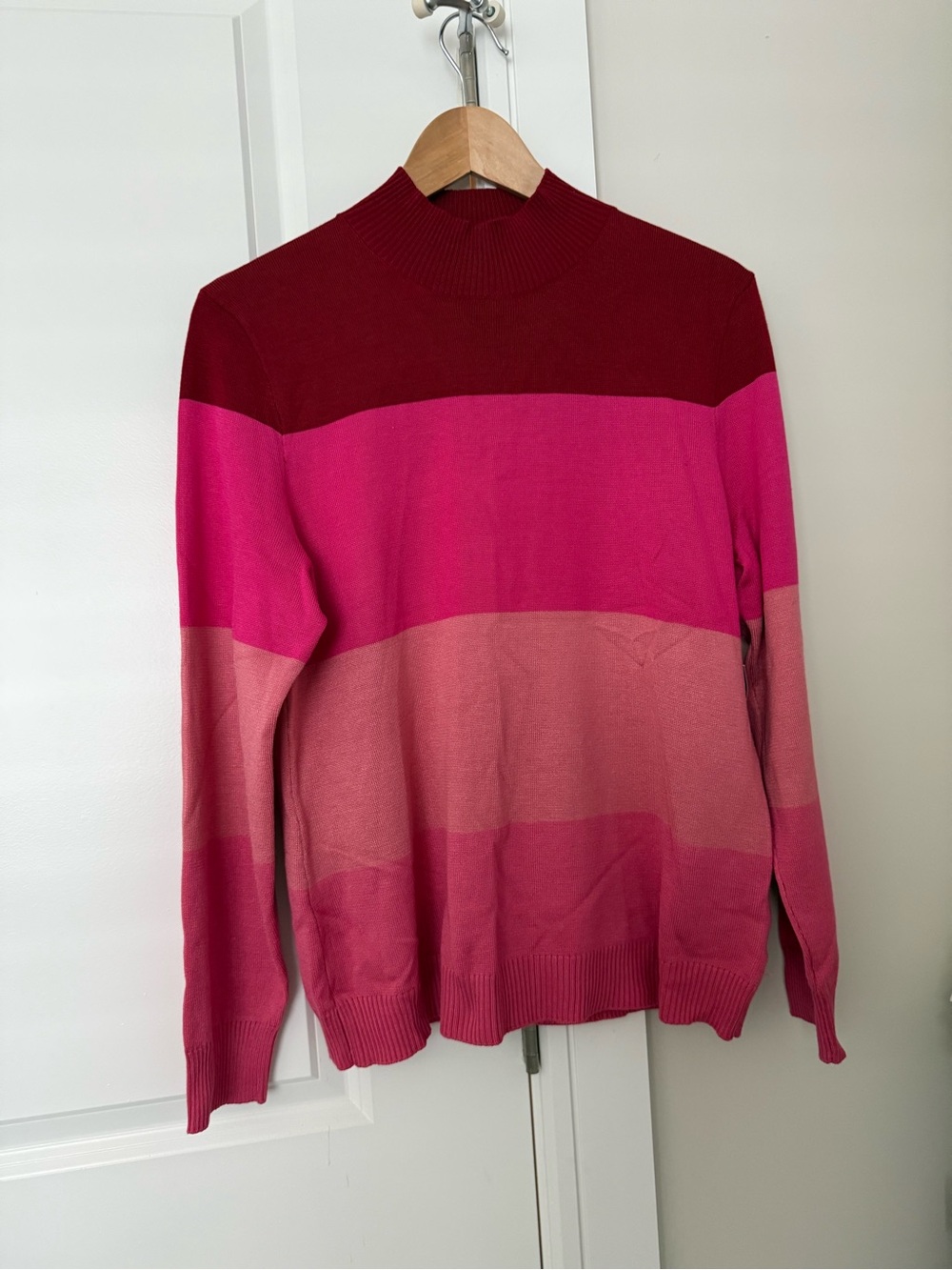 NewScarlett ladies Turtleneck Colorblock Sweater in Burgundy Hot Pink- size L